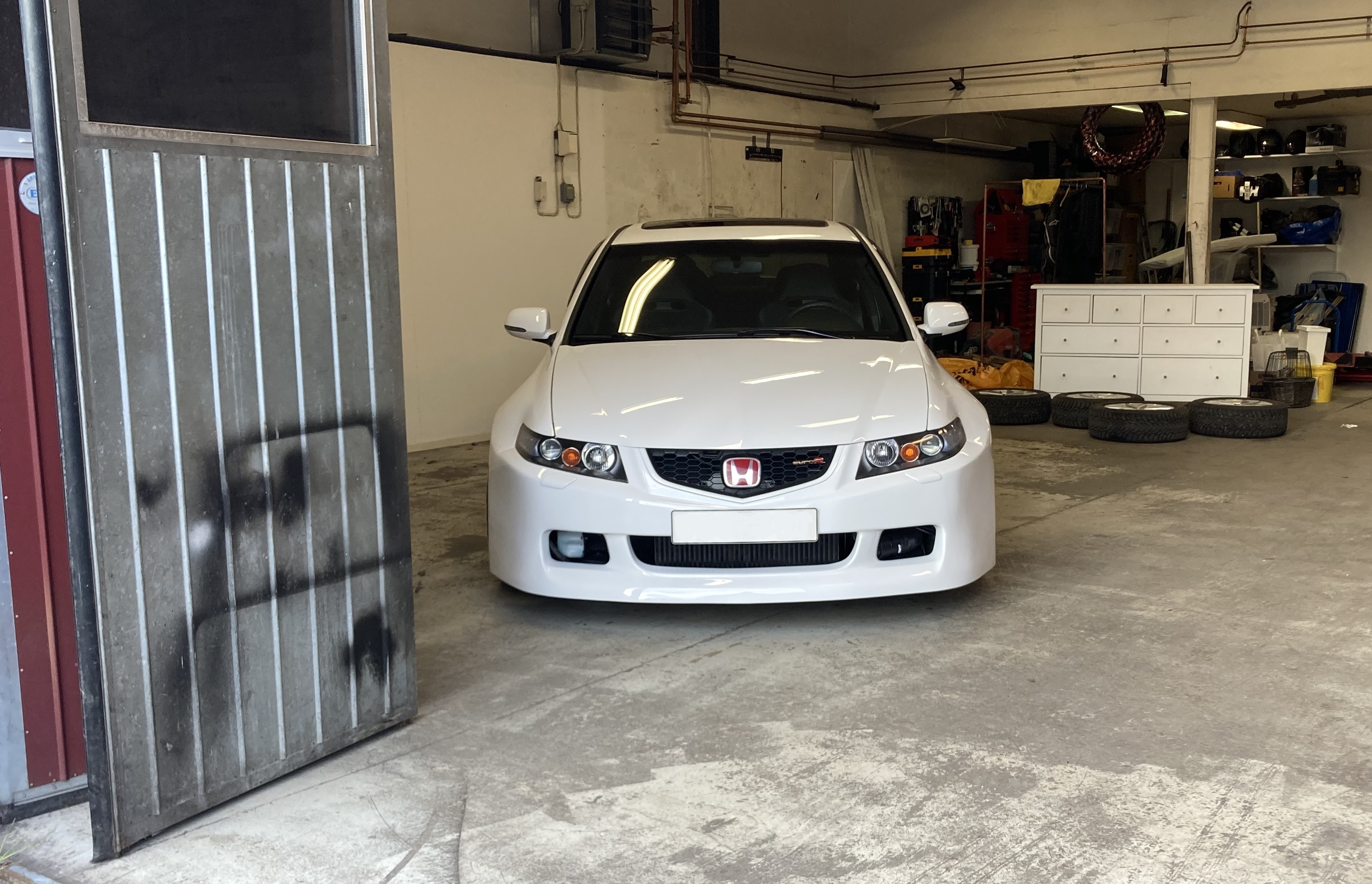 Show — front splitter & aero